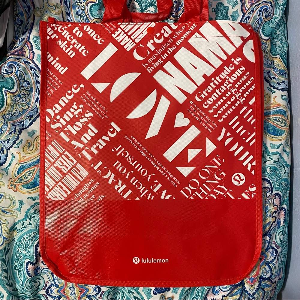 Lululemon shopping bags 1 big & 5 small ones
